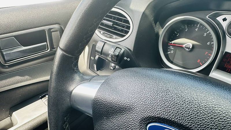 Ford Focus 1,4 16V 59kW MT5/0216 - fotka 10 z 22