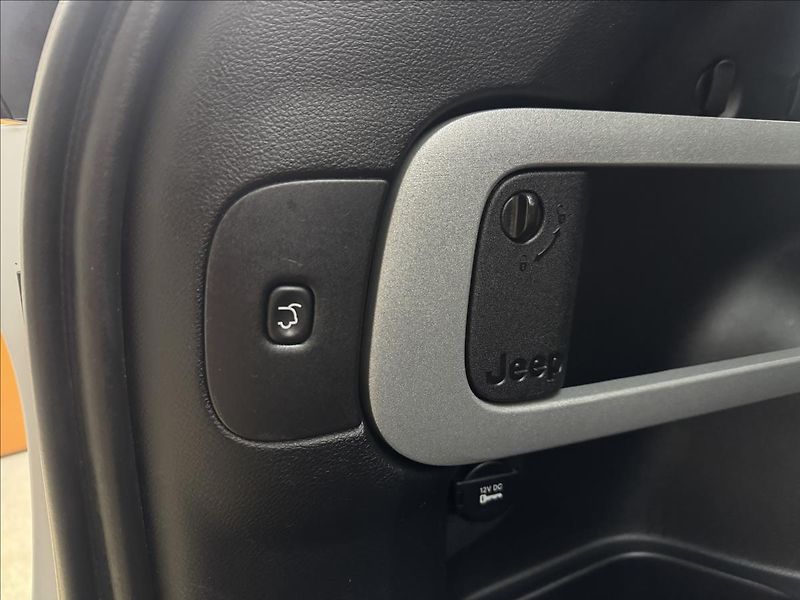 Jeep Cherokee 2,0 103kW 4X4 AC NAVI SENZORY - fotka 39 z 41