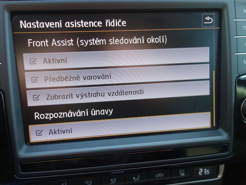 Volkswagen Passat (2015) 2.0TDI 110kW DSG HIGHLINE - fotka 21 z 49
