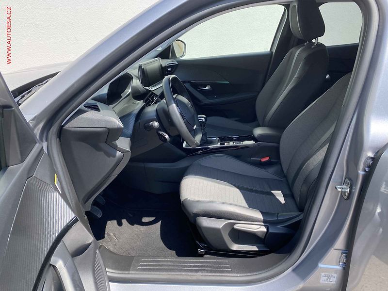 Peugeot 2008 (2021) 1.2PT, Allure, TZ, navi - fotka 9 z 18