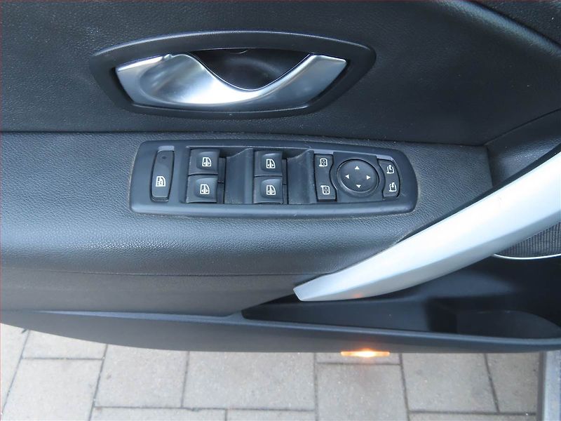 Renault Fluence (2010) 1.6 16V, po STK, servisované - fotka 16 z 17