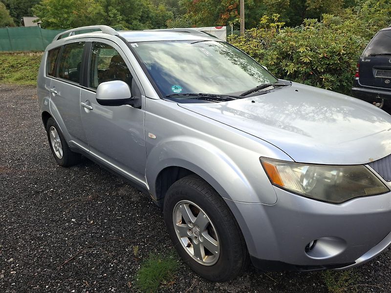 Mitsubishi Outlander (2008) 2.0 DI D 4X4 TZ - fotka 2 z 14
