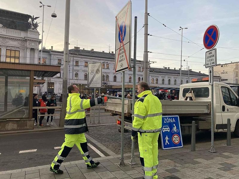 V Brně je od pondělí první sdílená zóna v České republice. Jde o prostor, kde jsou si chodci, řidiči aut a cyklisti rovni.