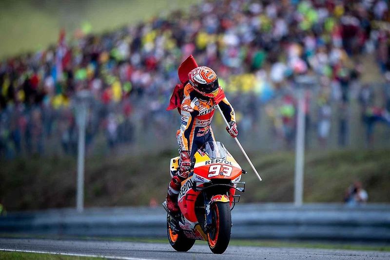 Motocyklová legenda Valentino Rossi při závodě na Masarykově okruhu v roce 2019.