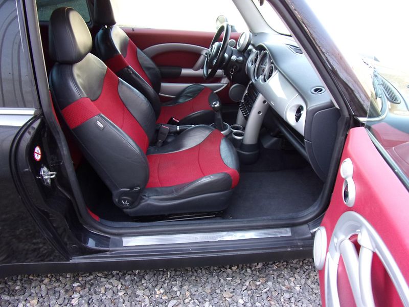 Mini Cooper (2003) 1.6i 85kW  SYMPATICKÝ VŮZ - fotka 17 z 18