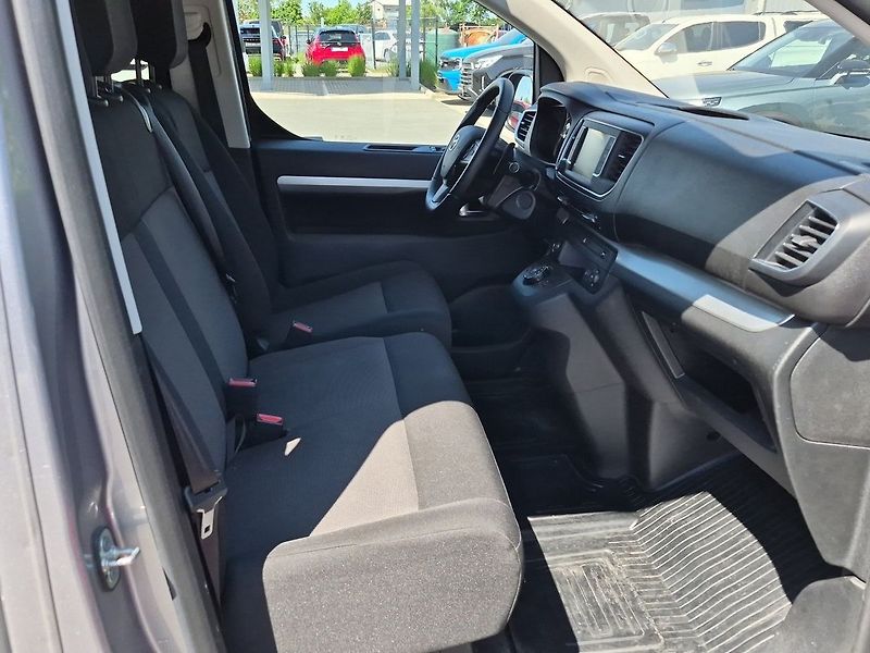 Toyota ProAce Verso Glass Shuttle 2.0 D 180 8A/T B - fotka 13 z 24