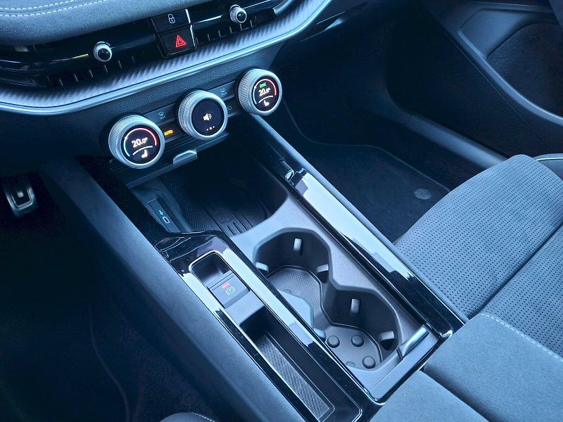 Škoda Superb (2025) iV SportLine DSG 1,5TSi 150kW - fotka 31 z 35