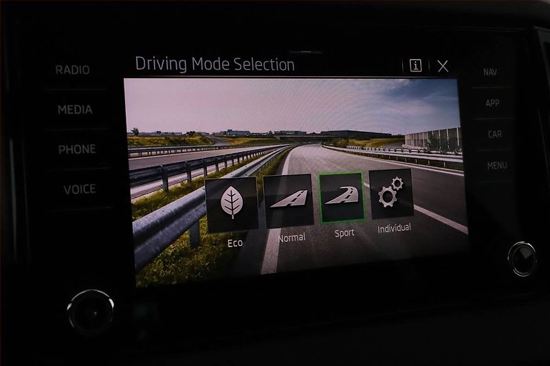 Škoda Karoq (2025) 2.0 TDI, SPORTLINE, KEYLESS - fotka 12 z 19