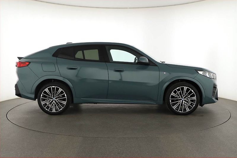 BMW X2 (2025) xDrive20d, Kamera - fotka 6 z 27