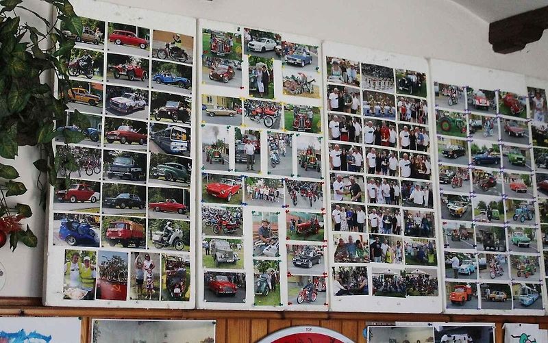 Nadšenec pro motoristické veterány Jindřích Kabourek u pýchy své sbírky, policejní Jawy 354, přezdívané nanuk.