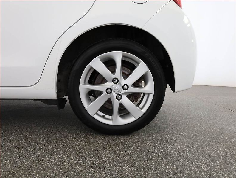 Toyota Yaris (2015) 1.5 Hybrid, Automat - fotka 18 z 18
