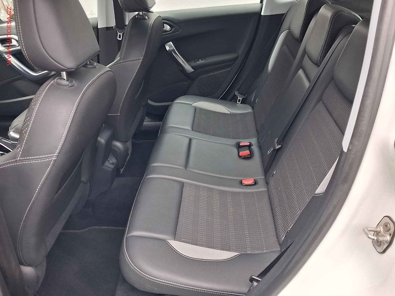 Peugeot 2008 (2019) 1.2 PT, Allure, AT, navi - fotka 10 z 18