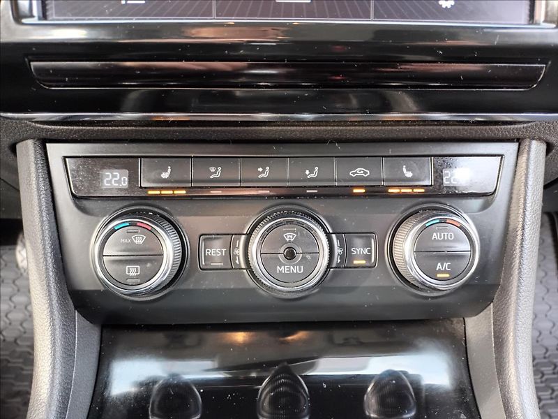 Škoda Superb 2,0 TDI,110KW,NAVI,VÝHŘEV, - fotka 33 z 41