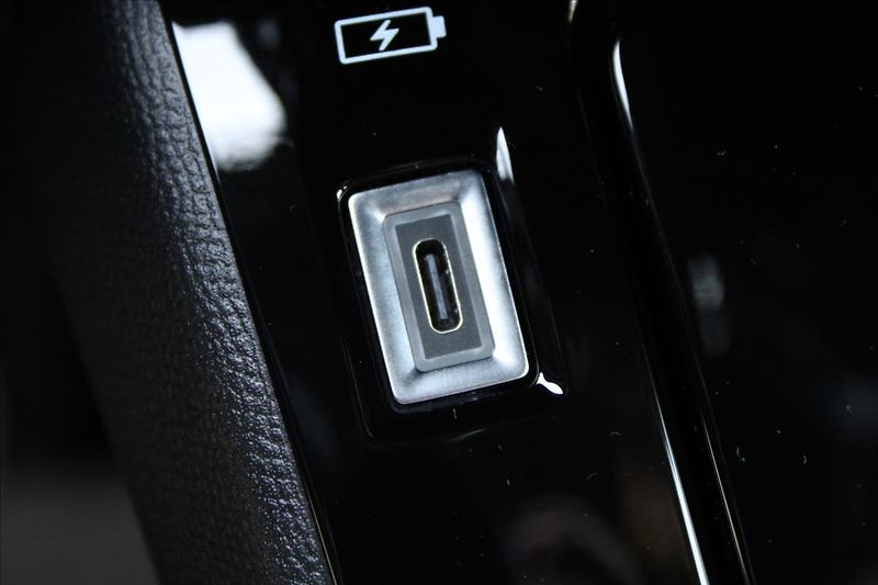 Peugeot 2008 1,2 PT  ČR,ALLURE,ZÁRUKA - fotka 21 z 38