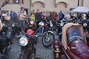 Strakonice si připomněly 105 let od zahájení výroby značky ČZ Sjeli se sem majitelé a obdivovatelé legendárních motocyklů. Na dobu, kdy pro čezetu pracoval, zavzpomínal i náš jediný kosmonaut ve vesmíru Vladimír Remek. A ochotně pózoval na společných sním