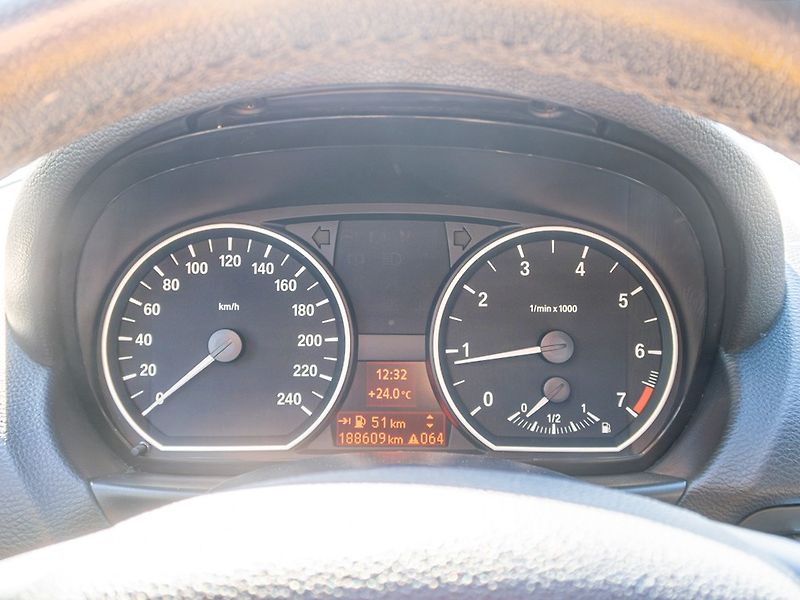 BMW Řada 1 (2010) 116i 90KW – 2x KOLA - fotka 19 z 43