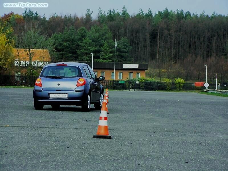 Jízdní vlastnosti jsou asi nejsilnější zbraní Clia, náklony v zatáčkách jsou minimální (tady je náklon při jízdě po třech kolech).