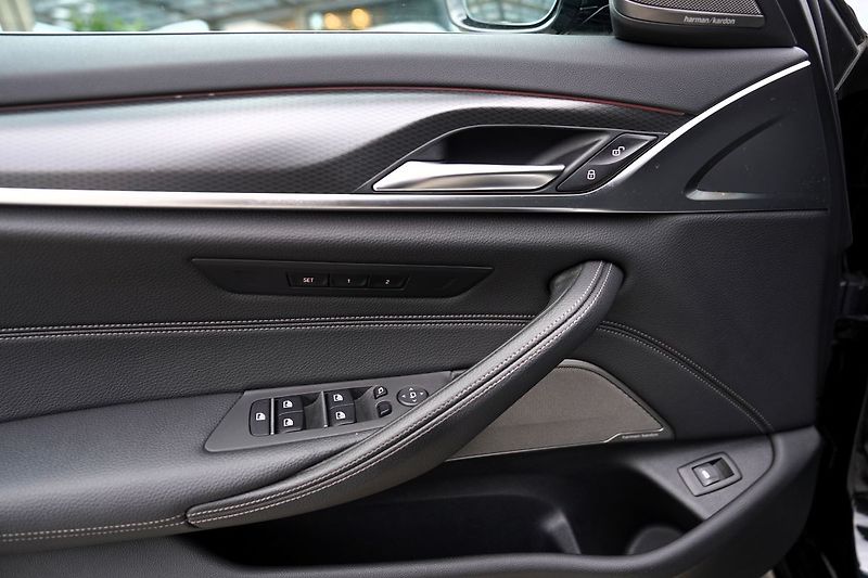 BMW Řada 5 M550i xDrive/Lasery,HUD/530PS - fotka 17 z 44