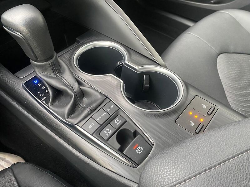 Toyota Camry 2,5 Hybrid Executive - fotka 25 z 30