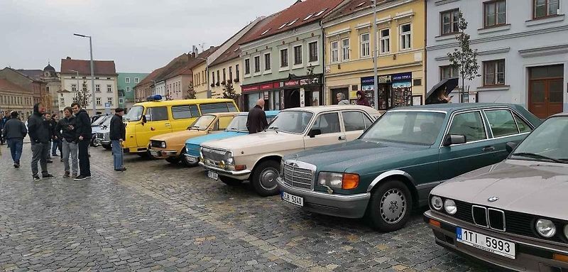 Výstava veteránů na třebíčském náměstí zakončila sezonu Veteran Car Clubu Třebíč 2022