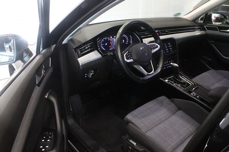 Volkswagen Passat (2021) 2.0TDI DSG Matrix display  - fotka 14 z 31