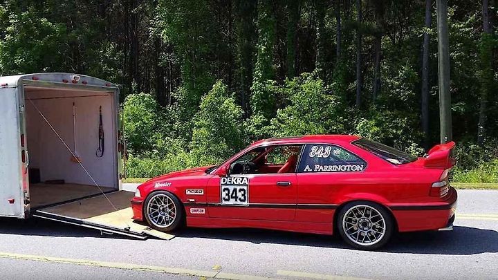 Závodní BMW M3 E36 Alexe Farringtona.