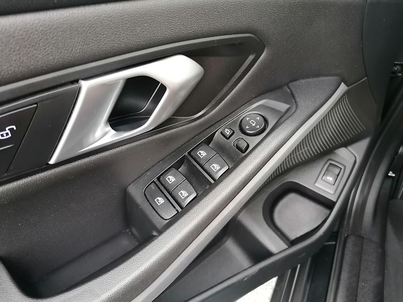 BMW Řada 3 (2021) 2.0 318D A/T Kůže - fotka 26 z 33