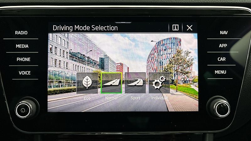 Škoda Superb 2.0 TDI DSG Style Combi - fotka 29 z 30