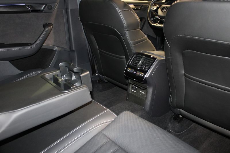 Škoda Superb iV DSG Sportline  5let/100tkm - fotka 28 z 32