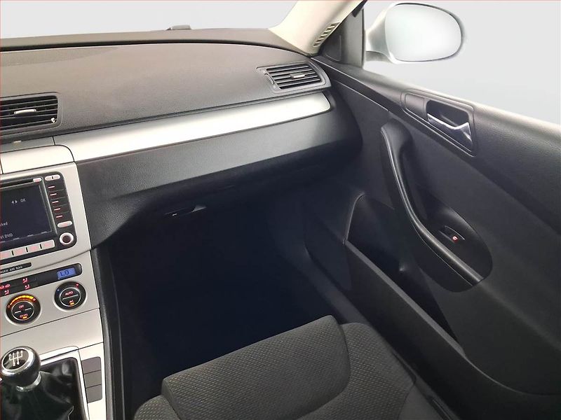 Volkswagen Passat (2008) 1.9 TDI, po STK, Tažné - fotka 8 z 16