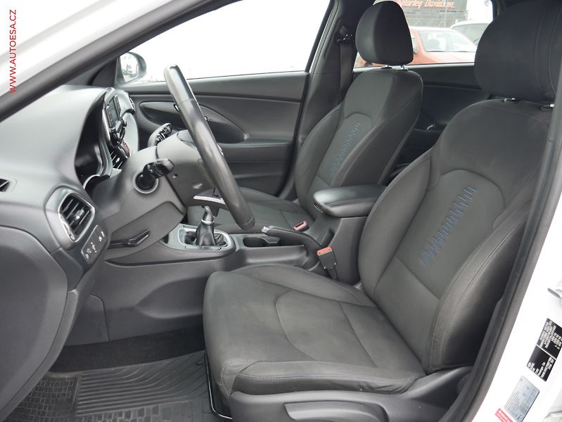 Hyundai i30 (2018) 1.4T-GDi, 2.maj,ČR, AC, park - fotka 9 z 21