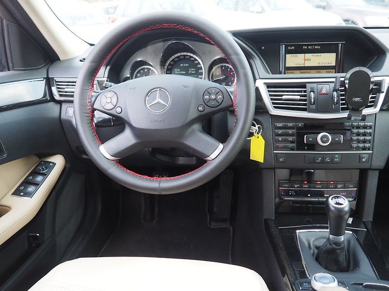 Mercedes-Benz Třídy E (2011) 200 CGI, 135 kW, Avantgarde - fotka 15 z 33