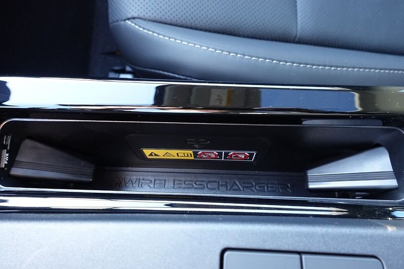 Toyota Prius 2,0 PHEV Executive sada komple - fotka 23 z 36