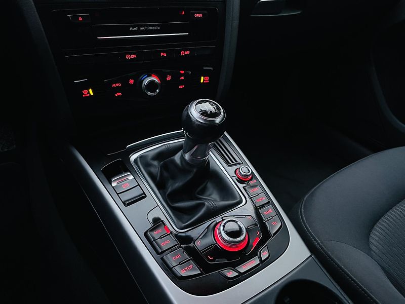 Audi A4 2.0TDI MANUÁL SENZORY NAVI - fotka 36 z 44