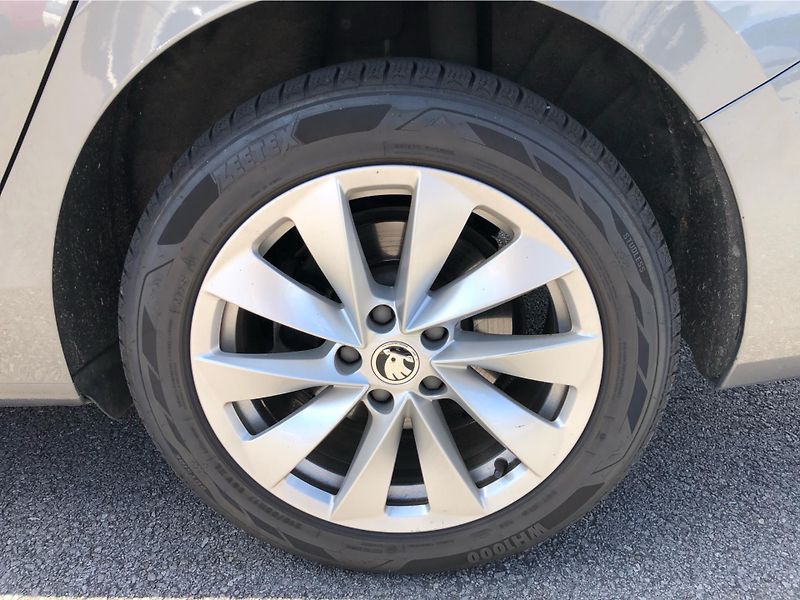 Škoda Superb COMBI 2.0 TDi DSG 7st. SELECTI - fotka 14 z 30