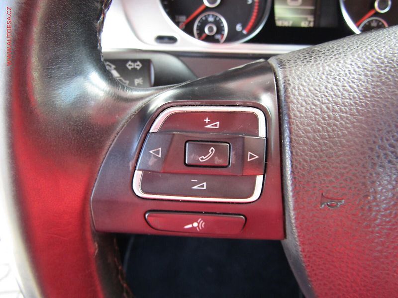 Volkswagen Passat (2012) 2.0 TDi, DSG, kůže, panor. - fotka 13 z 23