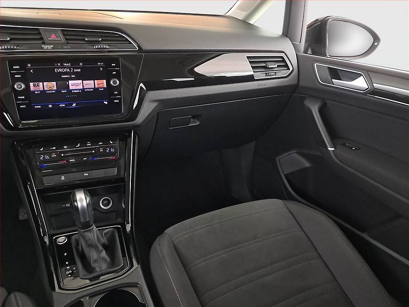 Volkswagen Touran (2023) 2.0 TDI - fotka 8 z 20