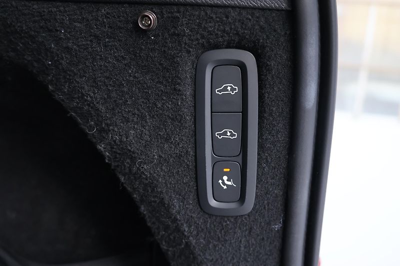 Volvo XC90 (2021) T8 AWD Plug-in Hybrid - fotka 24 z 25