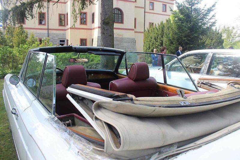 Luxusní vozy se v sobotu 4. května sjely na zámek do Lnář. Převládala auta značky Rolls-Royce.