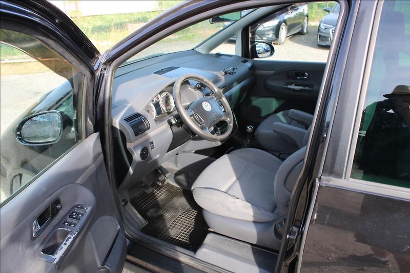 Volkswagen Sharan 1,9 TDi  TAŽNÉ,XENONY,7-MÍST - fotka 9 z 31