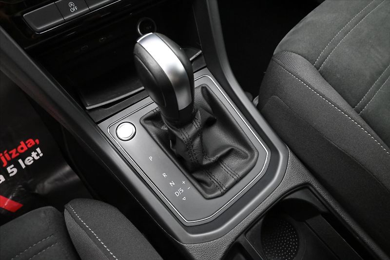 Volkswagen Touran 2,0 TDI 110kW DSG LED TAŽNÉ Zá - fotka 23 z 32