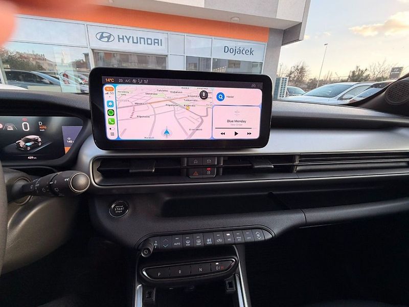 Jeep Avenger 4xe Upland 1.2 Turbo e-Hybrid - fotka 14 z 18