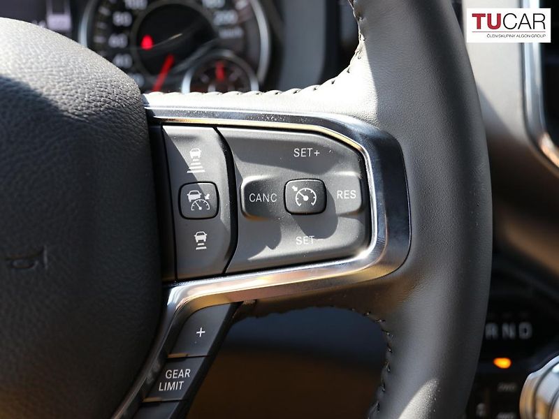 Dodge RAM (2024) 1500 Laramie Night Edition V8 - fotka 17 z 44