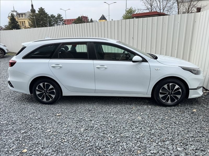 Kia Ceed 1,5 T-GDi Spin DPH 1.maj ČR - fotka 14 z 50
