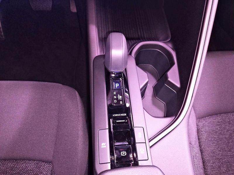 Toyota C-HR (2026) 1.8 FHEV COMFORT - 0% úrok - fotka 10 z 14