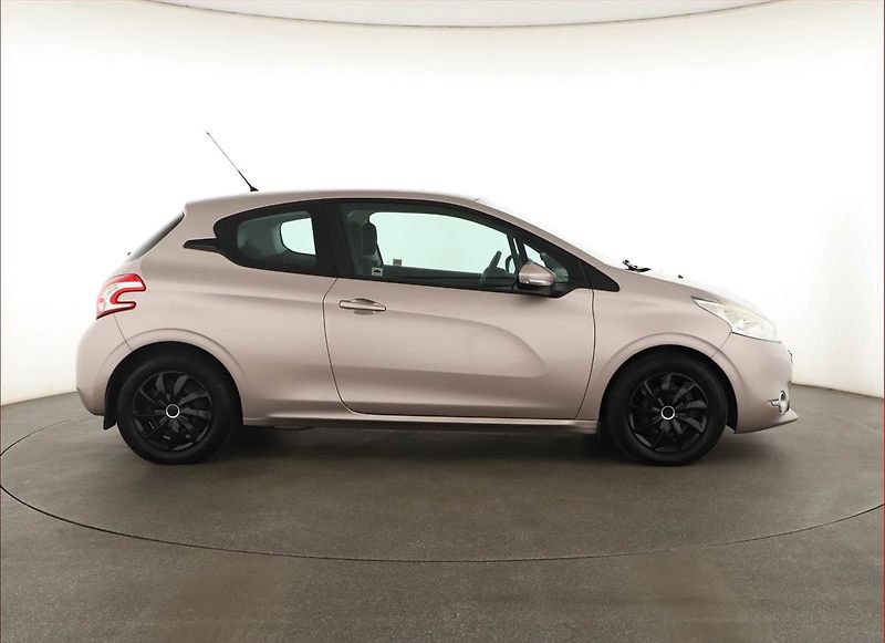 Peugeot 208 (2012) 1.4 VTi, CZ doklady - fotka 6 z 13