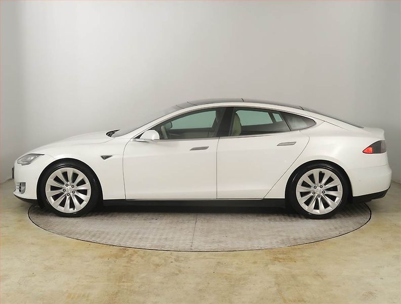 Tesla Model S (2015) 85D, SoH 84% - fotka 3 z 23