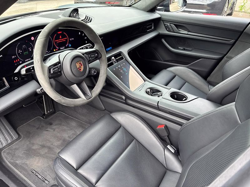 Porsche Taycan GTS Sport Turismo HuD Pano 360 - fotka 9 z 20
