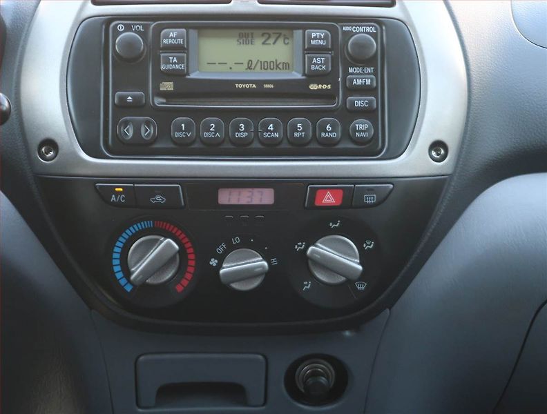 Toyota RAV4 (2002) 2.0 D-4D , 4X4, Park. senzory - fotka 12 z 16