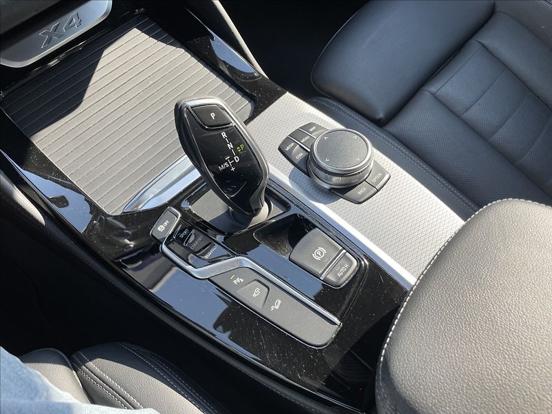 BMW X4 XDRIVE30D Mpaket ČR.1.MAJ. - fotka 13 z 32